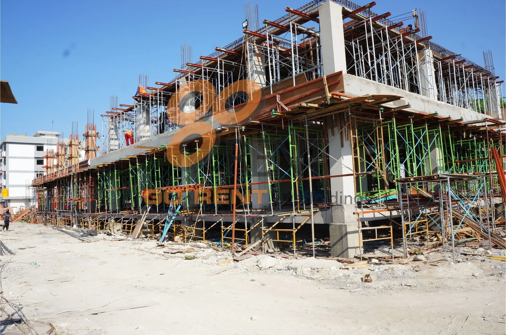 Sewa Scaffolding vs Perancah Bambu untuk Proyek Jangka Panjang: Mana yang Lebih Efisien?